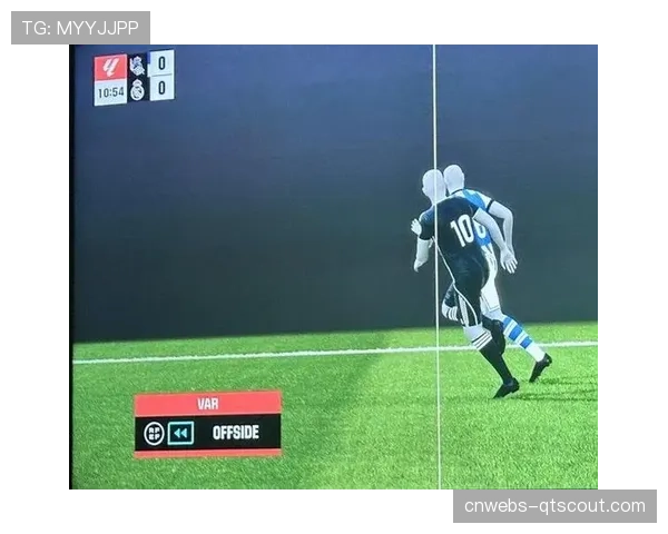 特写:边裁举旗示意越位,VAR长时间介入检查,快发任意球尝试被取消